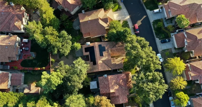 maison toiture panneau solaire drone artyseo