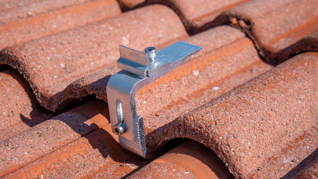 photo intervention fixation tuile panneaux solaires Artyseo