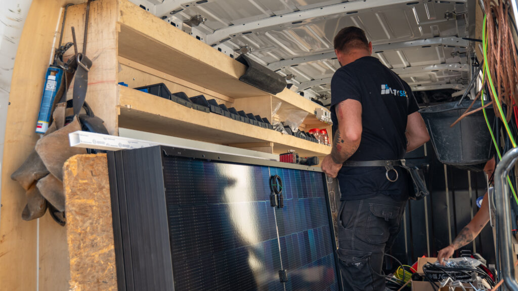 photo intervention camion tuile panneaux solaires Artyseo